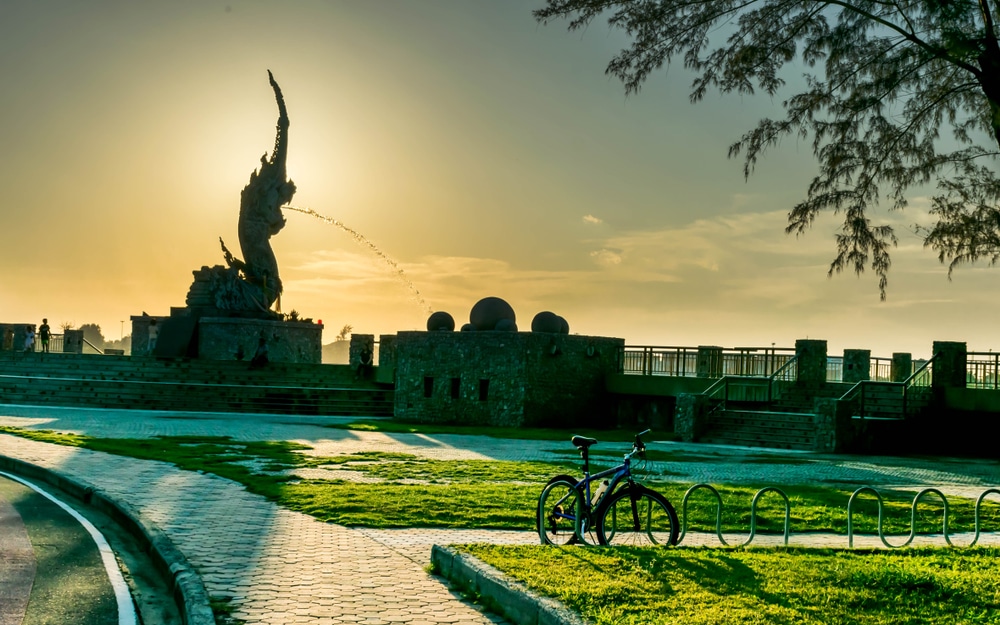 จักรยานจอดอยู่ข้างรูปปั้นหน้าสวนสาธารณะในราชบุรีที่เที่ยว ที่เที่ยวหาดใหญ่