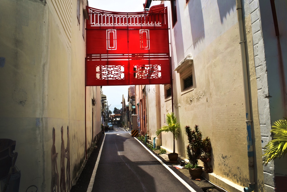 ราชบุรีที่เที่ยว: ซอยแคบๆ ประตูสีแดงในราชบุรีที่เที่ยว ที่เที่ยวหาดใหญ่