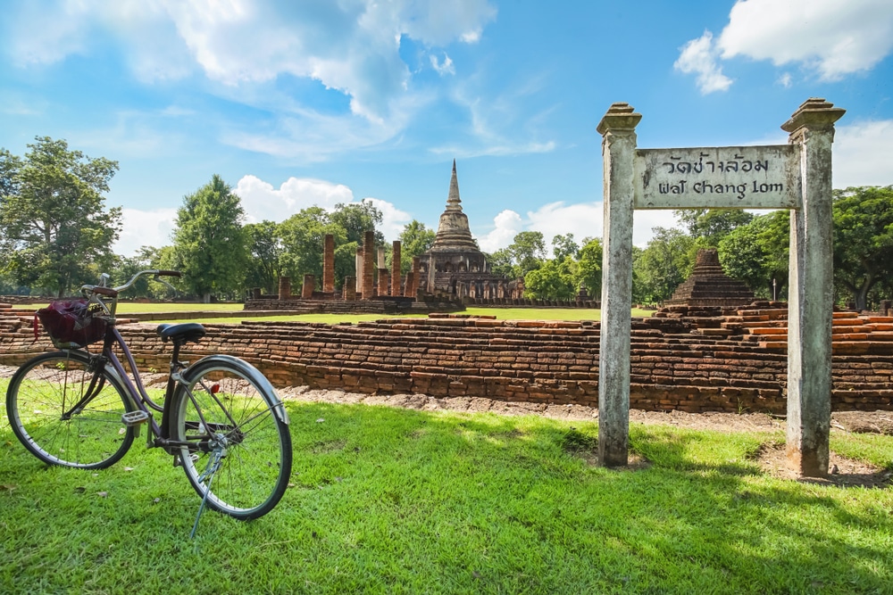 จักรยานจอดอยู่หน้าเจดีย์ในจังหวัดพระนครศรีอยุธยา ประเทศไทย ซึ่งเป็นสถานที่ท่องเที่ยวยอดนิยม วัดสุโขทัย