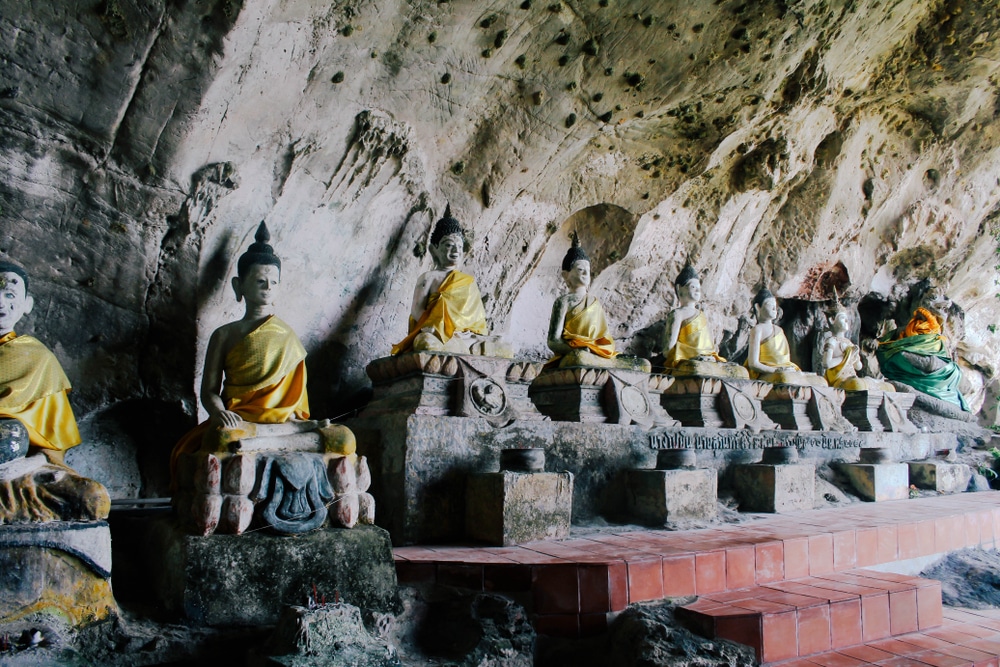 พระพุทธรูปกลุ่มหนึ่งในถ้ำ ที่เที่ยวยะลา