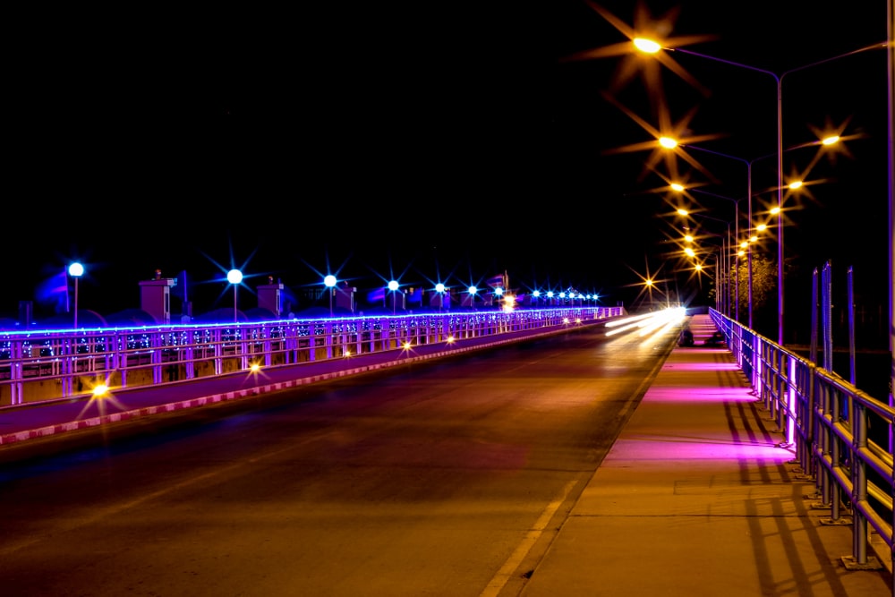 สะพานในจังหวัดราชบุรีประเทศไทยจะสว่างไสวในเวลากลางคืน ที่เที่ยวชัยนาท