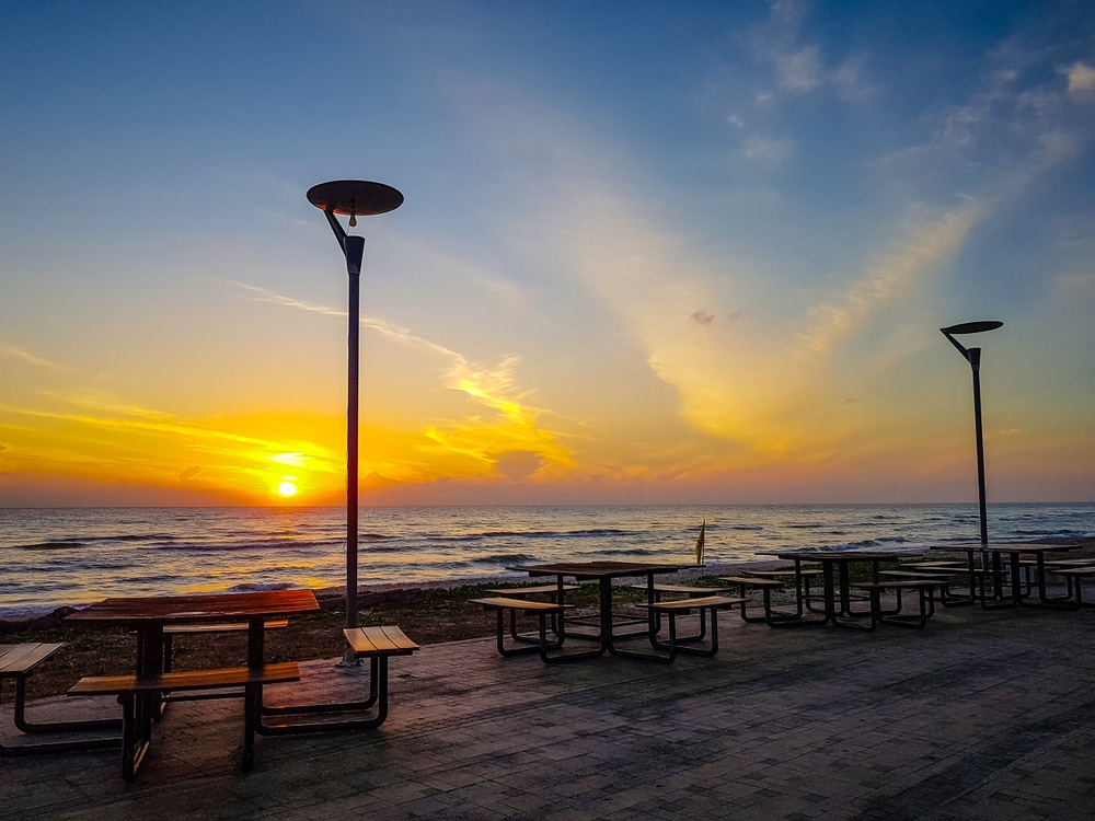 โต๊ะปิกนิกชมพระอาทิตย์ตกบนชายหาดที่เที่ยวชัยนาท ที่เที่ยวหาดใหญ่
