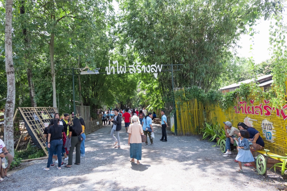 กลุ่มคนยืนอยู่บนถนนคนเดินเชียงใหม่ใกล้สวนสัตว์ ที่เที่ยวพัทลุง