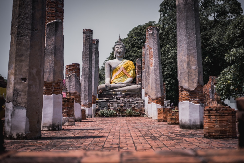 พระพุทธรูปหน้าซากปรักหักพังบางแห่ง ตั้งอยู่ในสถานที่ท่องเที่ยวยอดนิยมในจังหวัดราชบุรี ที่เที่ยวชัยนาท