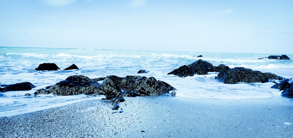ชายหาดที่มีโขดหินและน้ำ เหมาะสำหรับนักท่องเที่ยวที่ต้องการเที่ยวชมทิวทัศน์อันงดงามในเที่ยวราชบุรีและราชบุรี ที่เที่ยวหาดใหญ่