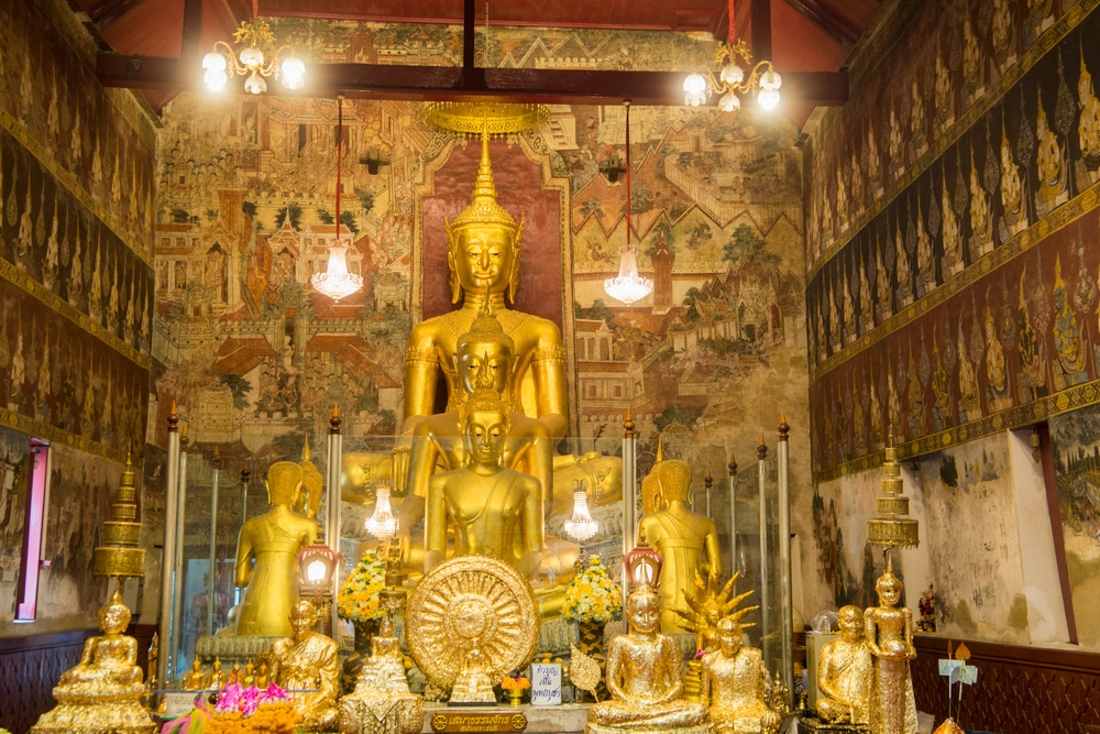 พระพุทธรูปทองคำในวัดในประเทศไทย ที่เที่ยวชะอำ