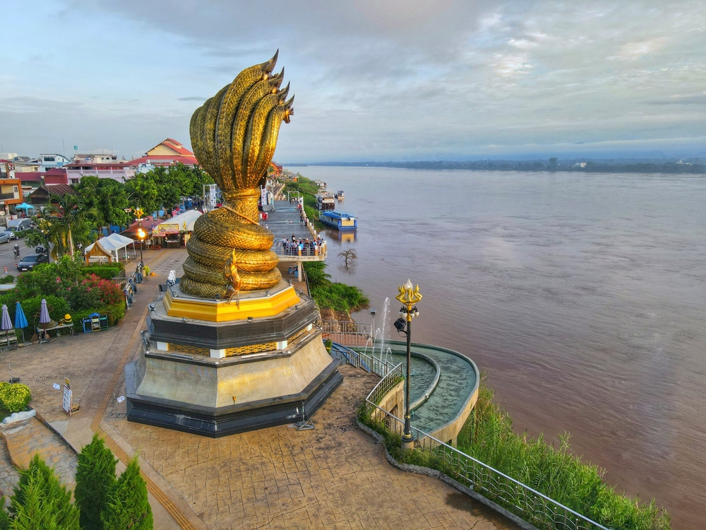 รูปปั้นงูสีทองริมแม่น้ำ ที่เที่ยวนครพนม ใกล้กับเขื่อนศรีนครินทร์