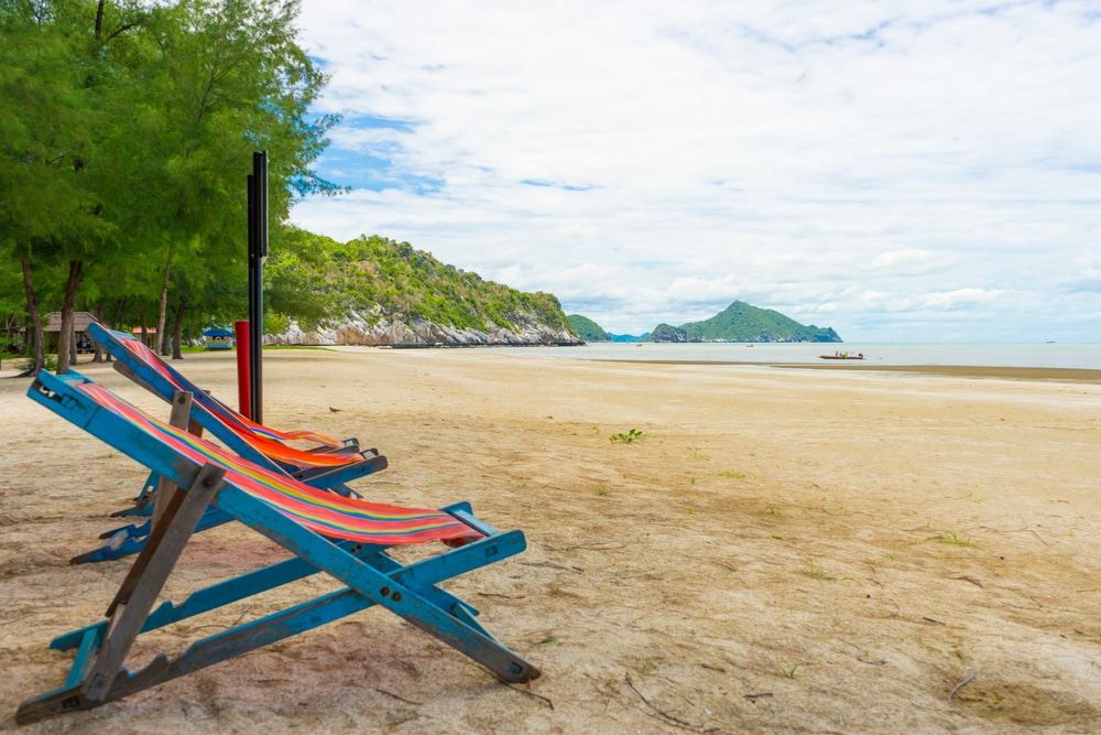 เก้าอี้แถวบนหาดทรายใกล้กรุงเทพ กางเต็นท์ใกล้กรุงเทพ