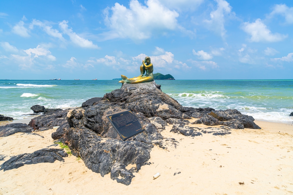 รูปปั้นนางเงือกอันน่าหลงใหลประดับประดาชายหาดอันงดงามในจังหวัดราชบุรี สถานที่ ที่เที่ยวหาดใหญ่ ท่องเที่ยวที่ห้ามพลาดของประเทศไทย