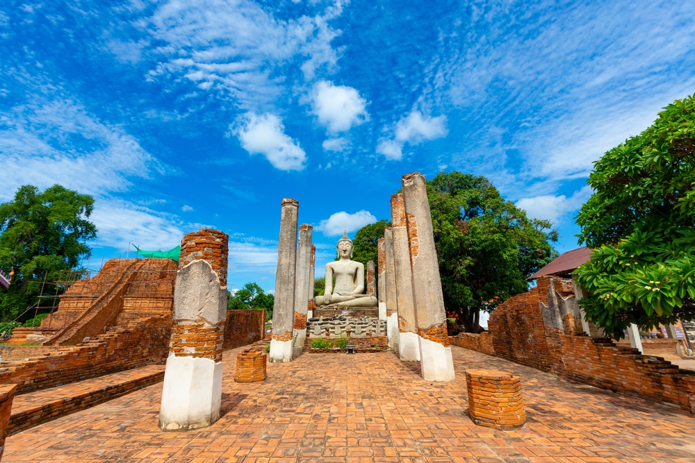 พระพุทธรูปกลางทางเดินอิฐในราชบุรี ที่เที่ยวชัยนาท
