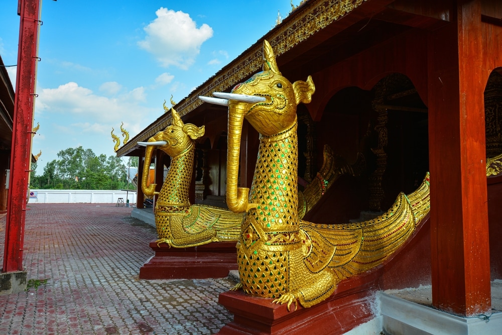 รูปปั้นมังกรทองในจังหวัดราชบุรีสถานที่ท่องเที่ยวยอดนิยมของประเทศไทย วัดสุโขทัย
