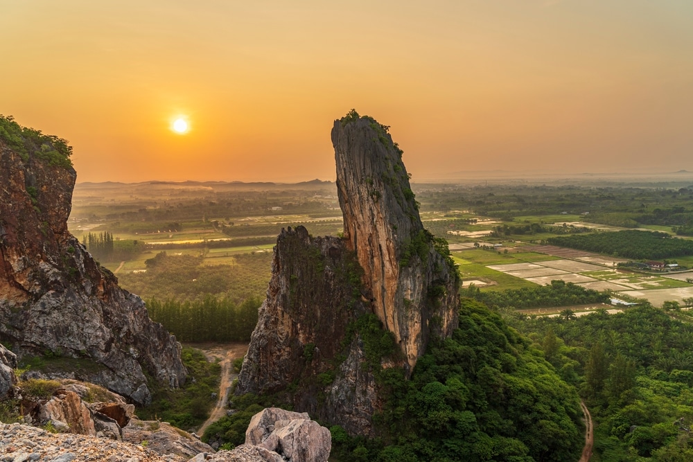 พระอาทิตย์อัสดงเหนือภูเขาหินในประเทศไทย สถานที่ท่องเที่ยวที่มีทิวทัศน์สวยงามและเป็นที่นิยมซึ่งขึ้นชื่อเรื่องความงามทางธรรมชาติอันน่าทึ่ง ที่เที่ยวหาดใหญ่
