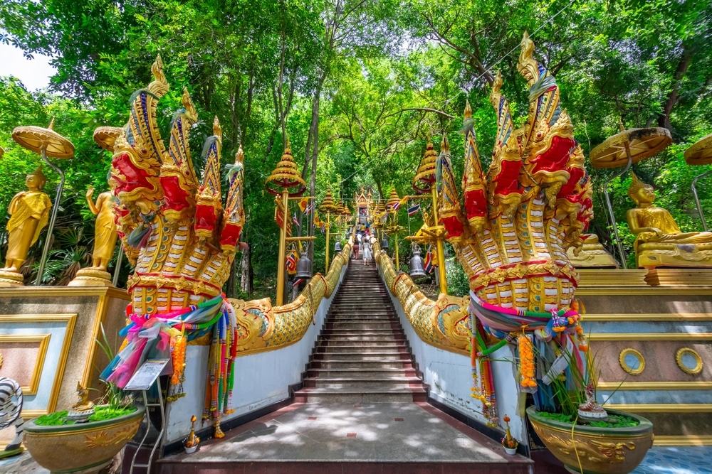 บันไดสีทองทอดไปสู่วัดในประเทศไทย ที่เที่ยวชะอำ