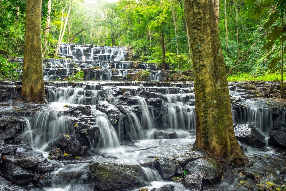 น้ำตกที่สวยงามในป่าอันเขียวชอุ่มของสระบุรีโดยมีหินสวยงามเป็นฉากหลัง ที่เที่ยวสระบุรีธรรมชาติ สระบุรีที่เที่ยว