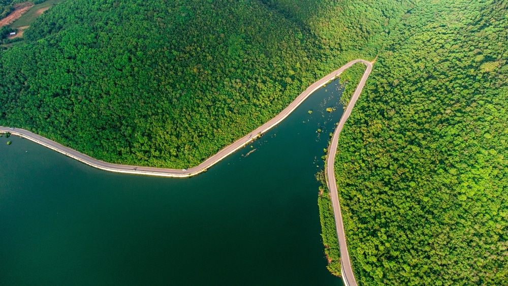 ที่เที่ยวสระบุรีธรรมชาติ มุมมองทางอากาศของทะเลสาบที่ล้อมรอบด้วยป่าทึบ ที่เที่ยวสระบุรี
