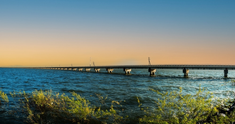 สะพานข้ามมหาสมุทรยามพระอาทิตย์ตกดินใกล้กรุงเทพ กางเต็นท์ใกล้กรุงเทพ