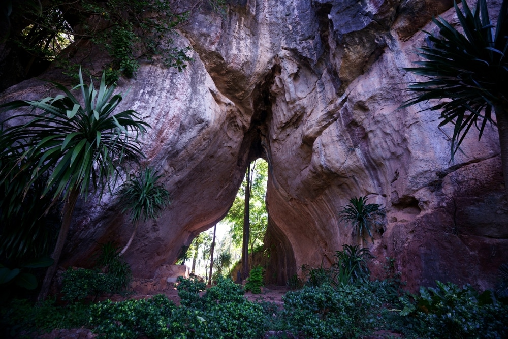 ทางเข้าถ้ำที่มีลักษณะเป็นหิน เหมาะสำหรับการสำรวจท่องเที่ยวราชบุรี ที่เที่ยวเชียงคาน