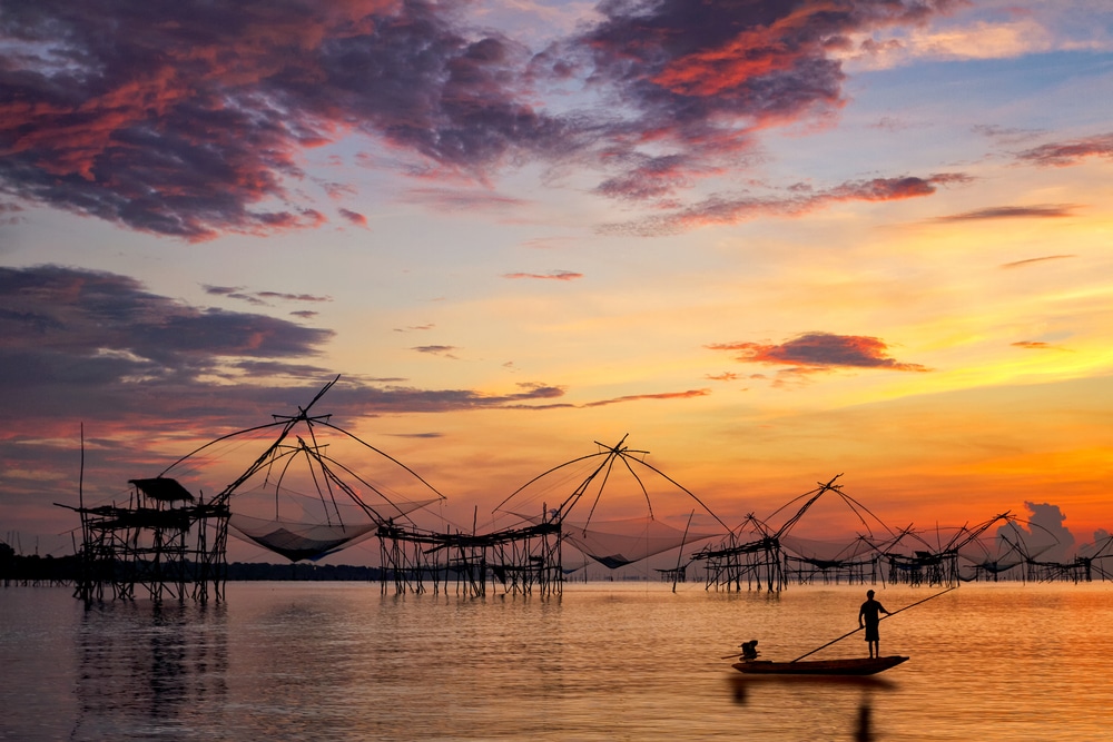 อวนจับปลาในน้ำตอนพระอาทิตย์ตกในเกรละอินเดีย ที่เที่ยวหาดใหญ่