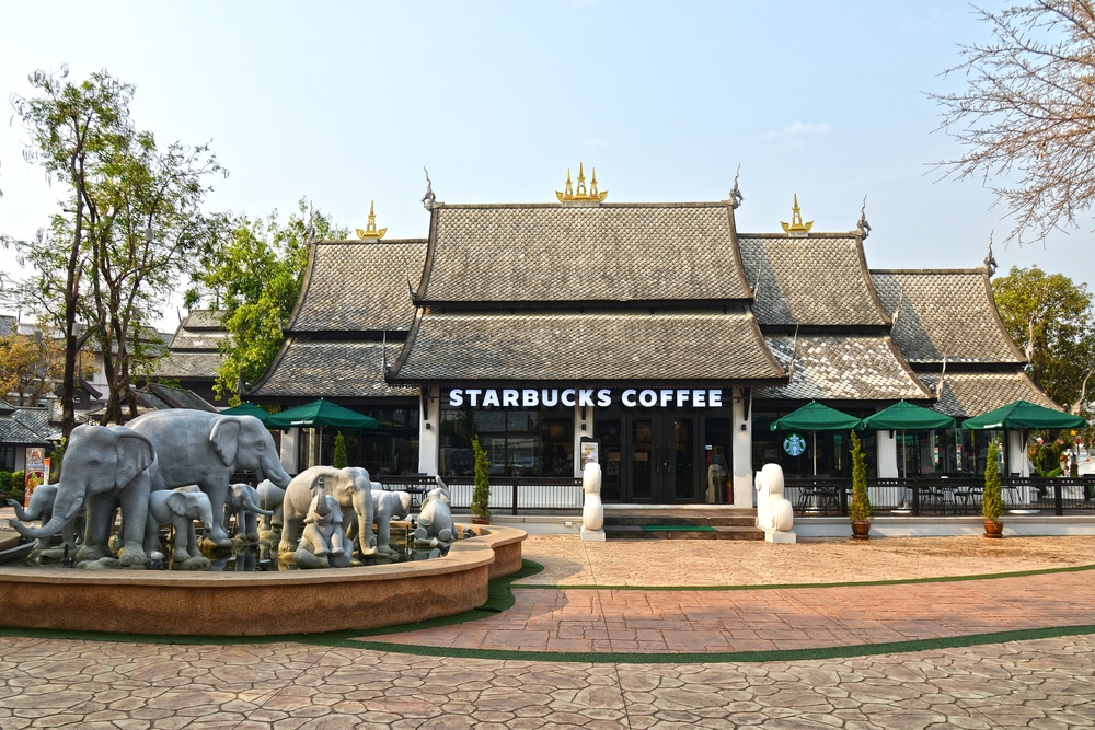 ถนนคนเดินเชียงใหม่ Starbucks บนถนนคนเดินเชียงใหม่ กรุงเทพมหานคร ประเทศไทย