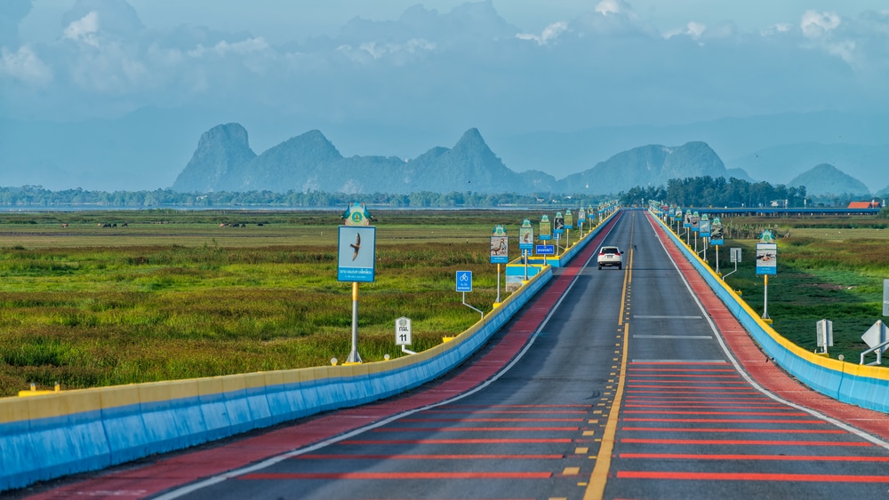 ถนนสีน้ำเงินแดงที่มีภูเขาเป็นพื้นหลังในเชียงใหม่ ที่เที่ยวพัทลุง