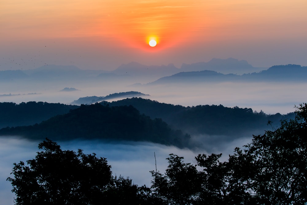 พระอาทิตย์กำลังขึ้นเหนือเทือกเขาสูงตระหง่านของเชียงคานสถานที่ท่องเที่ยวอันน่าทึ่งของประเทศไทย เที่ยวเชียงคาน