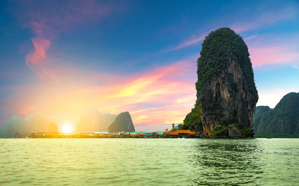 เสม็ดนางชี พระอาทิตย์กำลังลับขอบเกาะหินในประเทศไทย