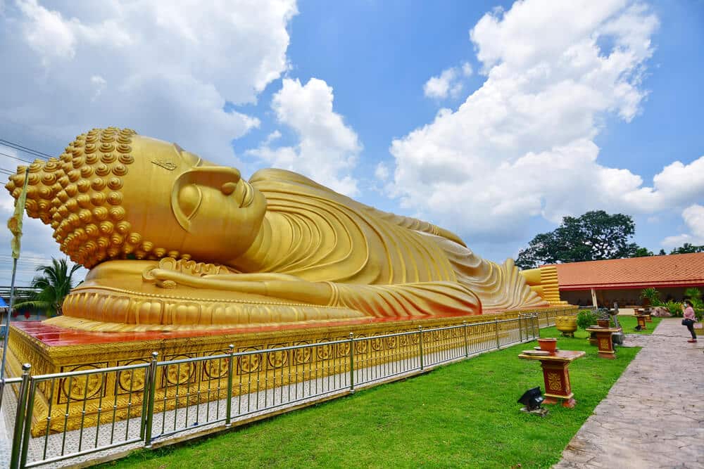พระพุทธรูปทองคำขนาดใหญ่หน้าทุ่งหญ้าสีเขียวในราชบุรี ที่เที่ยวหาดใหญ่