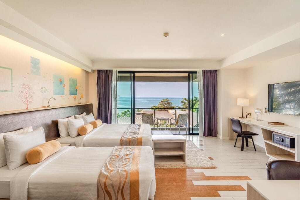ห้องพักในโรงแรมที่มี 2 เตียงและระเบียงที่มองเห็นวิวทะเล ที่พักหาดเจ้าหลาว