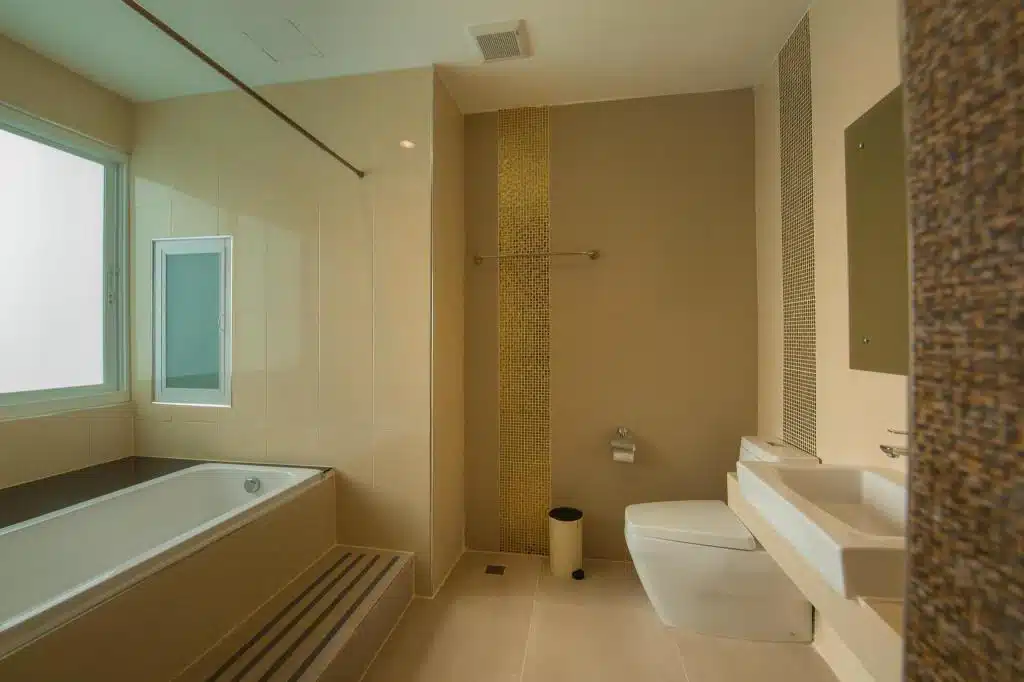 ห้องน้ำกว้างขวางพร้อมอ่างอาบน้ำ อ่างล้างหน้า และโถสุขภัณฑ์ ที่พักกว๊านพะเยา