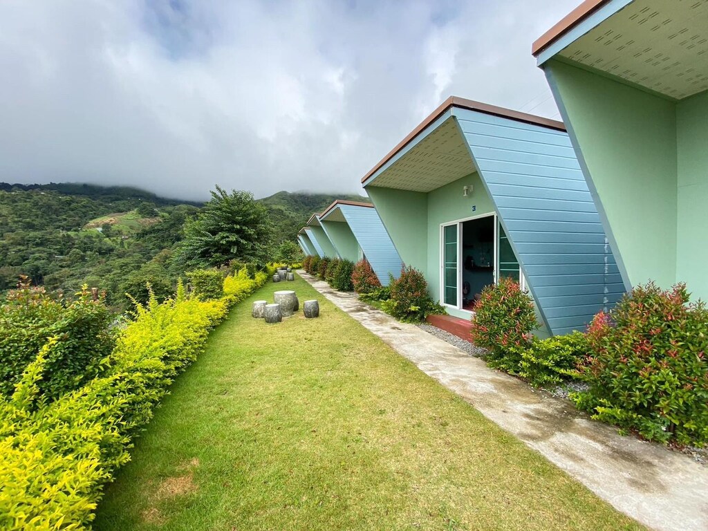 บ้านสีฟ้าพร้อมสนามหญ้าสีเขียวกลางภูเขา ที่พักภูชี้ฟ้า