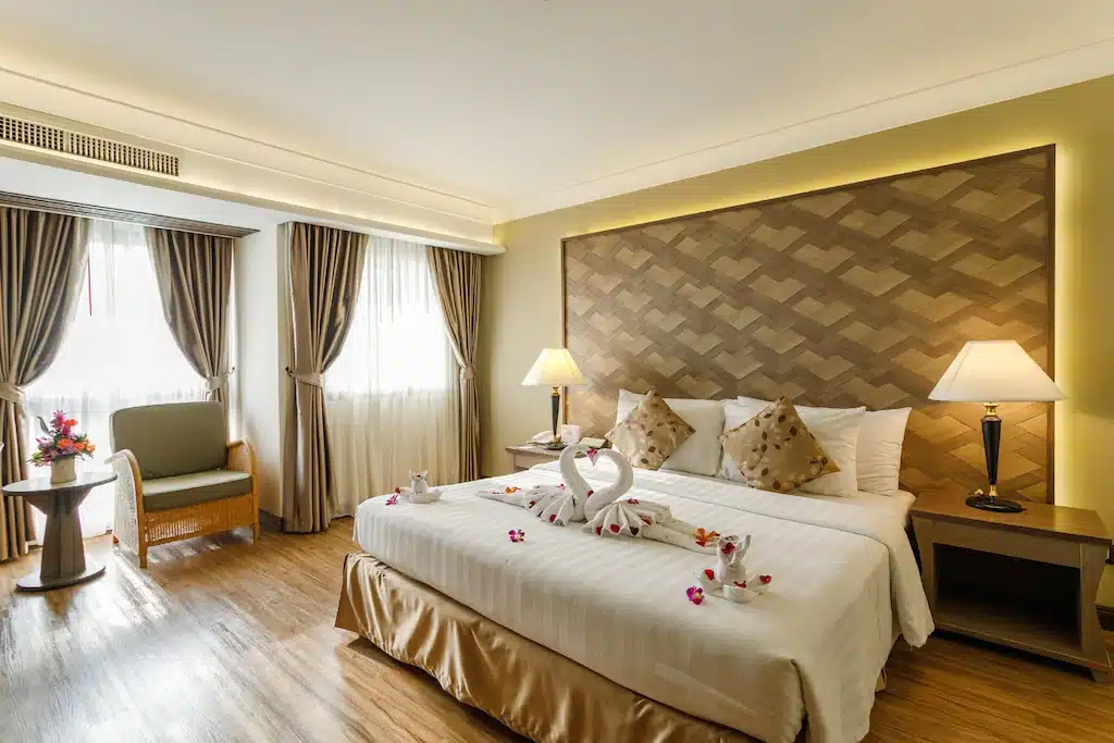 ห้องพักในโรงแรมที่มีเตียงข ที่พักเชียงใหม่ นาดใหญ่และพื้นไม้