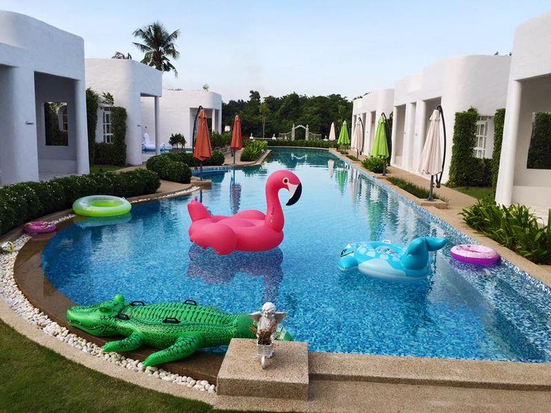 สระว่ายน้ำราคาไม่แพงที่ Flamingo Resort Phuket ตั้งอยู่ริมแม่น้ำ ที่พักแก่งกระจานริมน้ำ