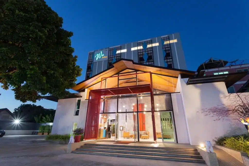 ทางเข้าโรงแรมยามค่ำคืนในราชบุรีที่เที่ยว มอบประสบการณ์แปลกใหม่ให้นักท่องเที่ยวที่มาเยือน ที่พักเชียงใหม่