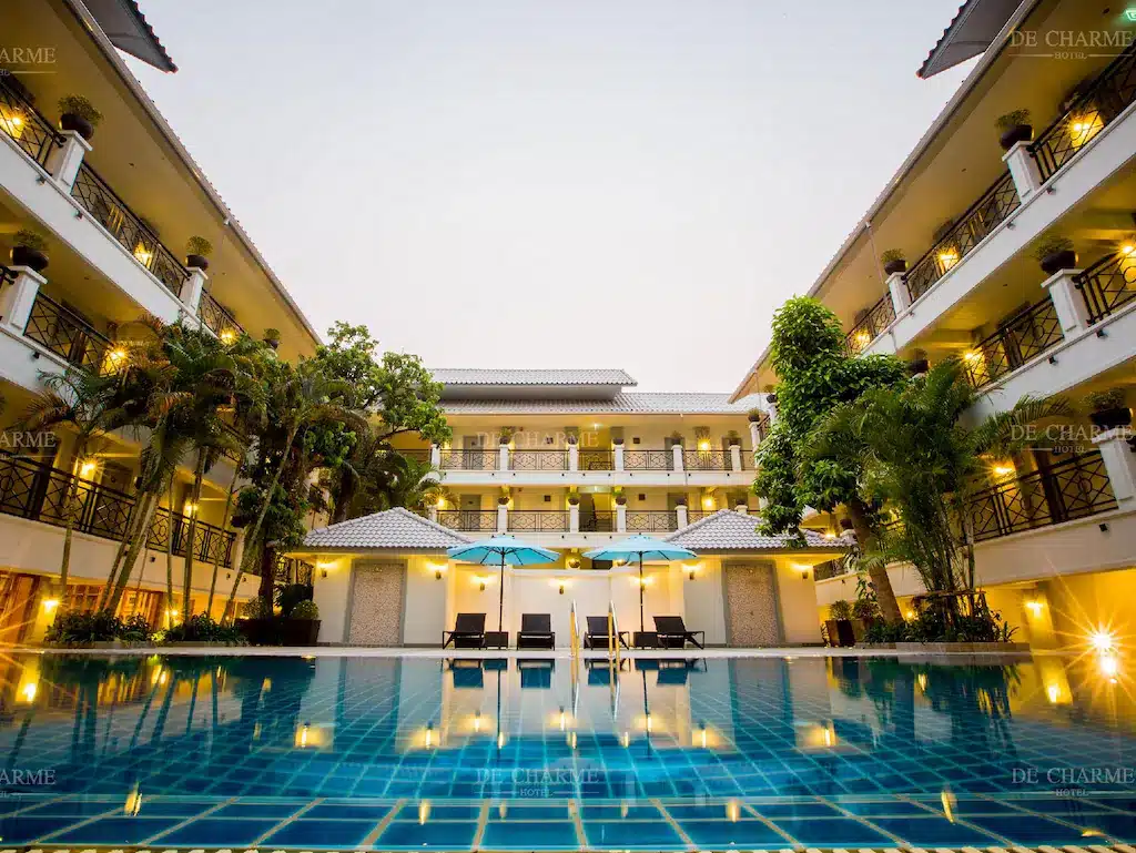 ที่พักเชียงใหม่ ราชบุรีที่เที่ยว: สระว่ายน้ำกลางโรงแรมเป็นสถานที่ท่องเที่ยวยอดนิยมแห่งหนึ่งในราชบุรี