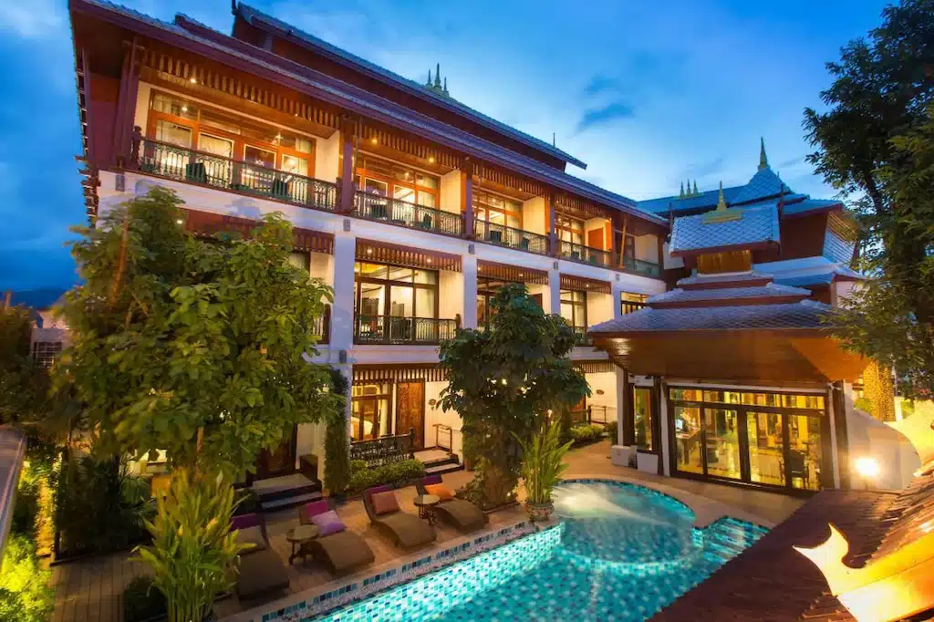 โรงแรมที่มีสระว่ายน้ำยามพลบค่ำในอุทยานราชบุรี ที่พักเชียงใหม่