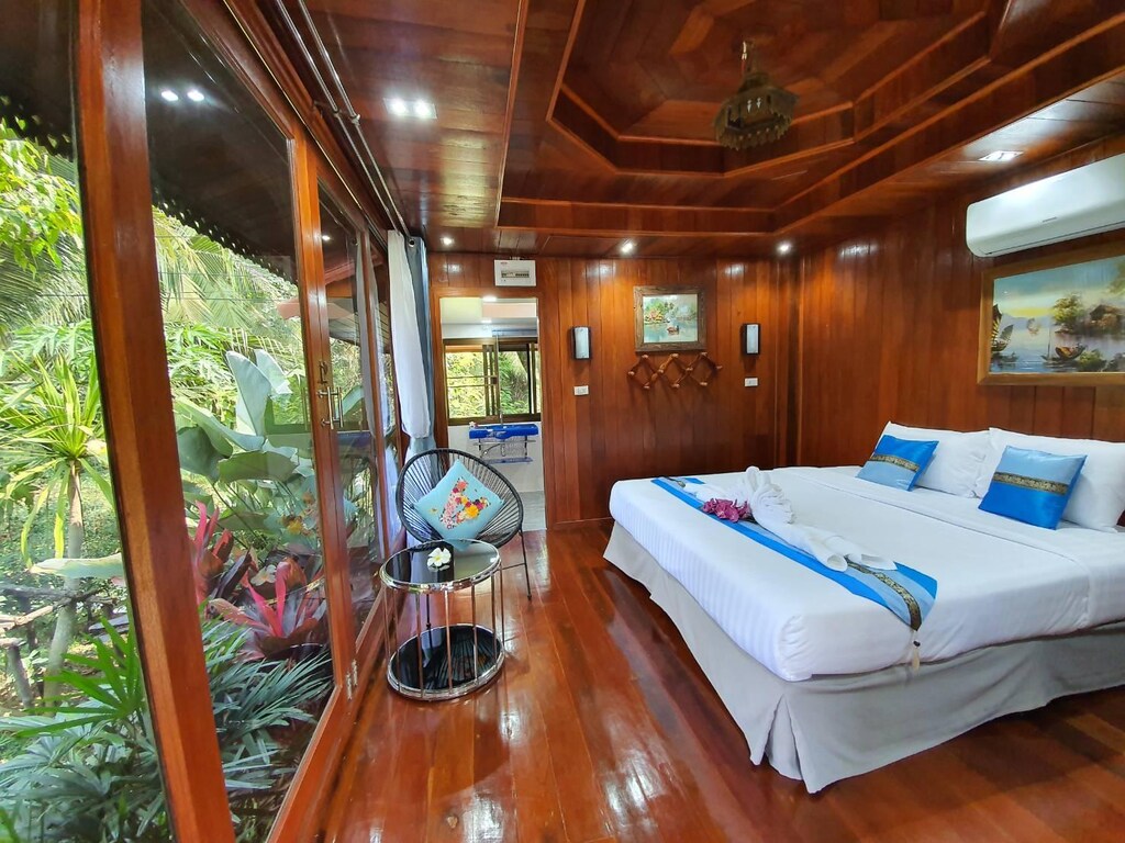 ห้องนอนในเรือไม้พร้อมวิวป่า สมุทรสงครามที่เที่ยว