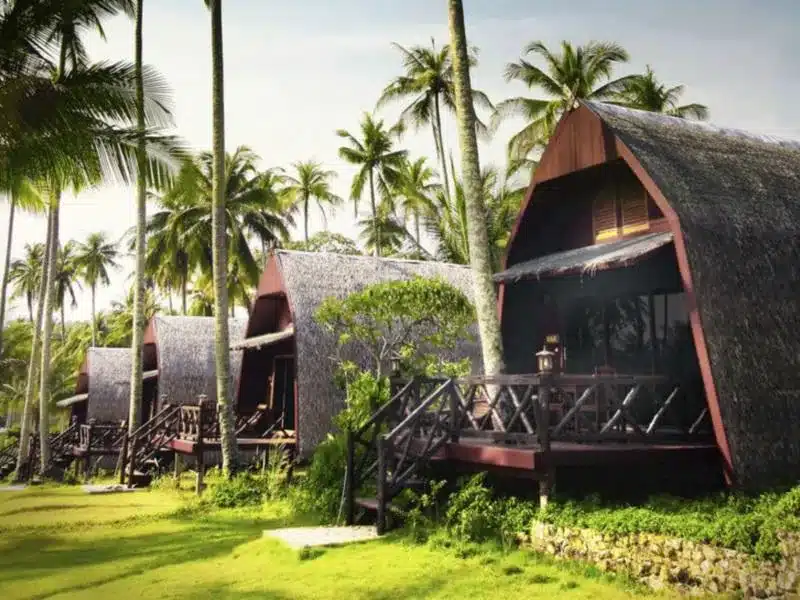 สถานที่ท่องเที่ยวราชบุรี: บ้านแถวที่มีต้นปาล์มเป็นทิวทัศน์อันเงียบสงบที่สามารถพบได้ใน เกาะกูดรีสอร์ท