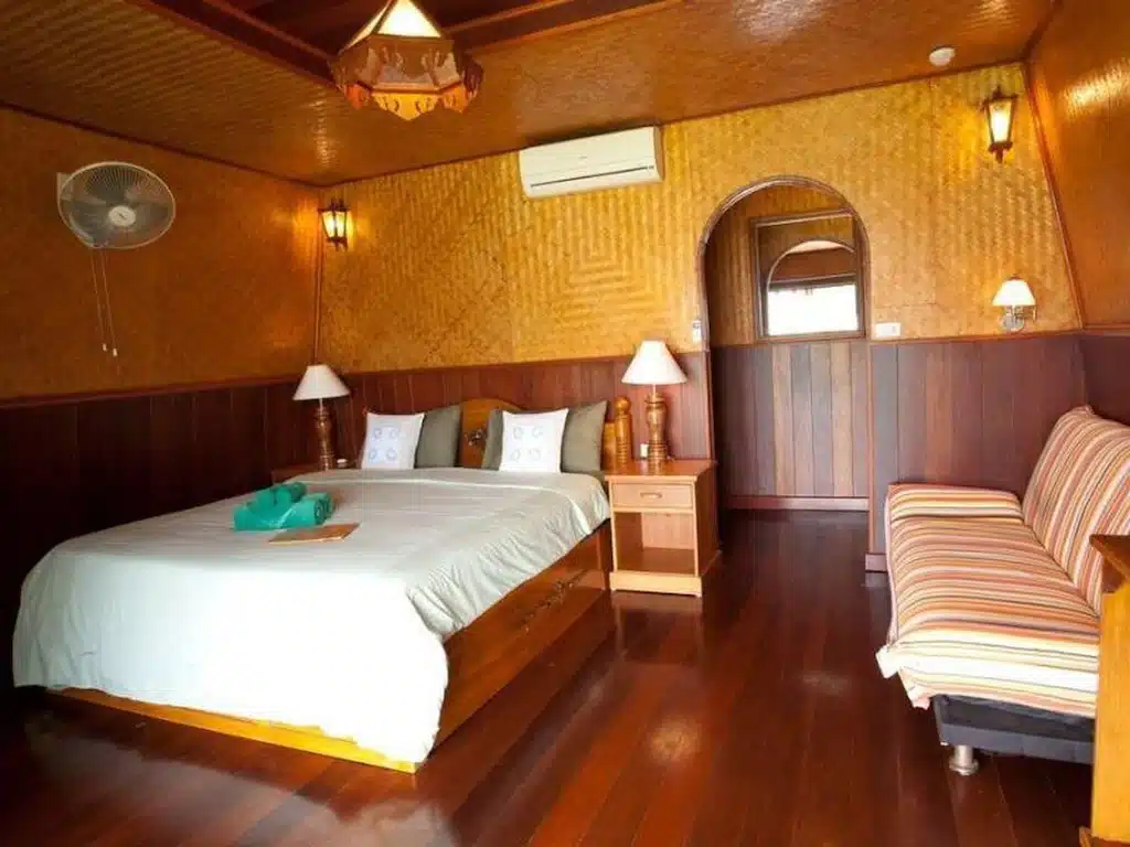ห้องผนังไม้พร้อมเตียงบนเรือ เกาะกูดรีสอร์ท