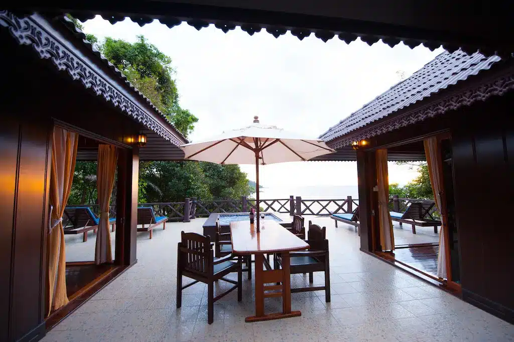เกาะกูดรีสอร์ท โต๊ะและเก้าอี้ไม้บนลานบ้านในราชบุรีที่เที่ยว
