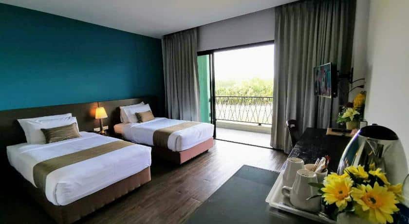 ห้องพักในโรงแรมที่มีสองเตียงและระเบียง โรงแรมอัมพวา