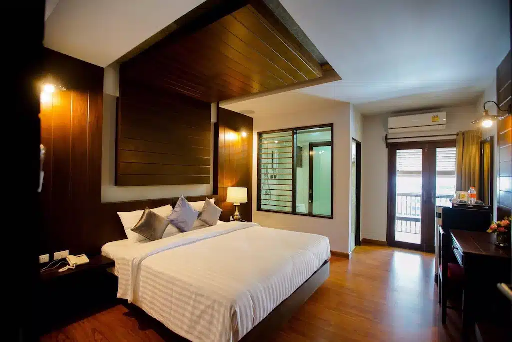 ห้องพักในโรงแรมที่มีพื้นไม้และผนังไม้ในเชียงใหม่ โรงแรมเชียงใหม่