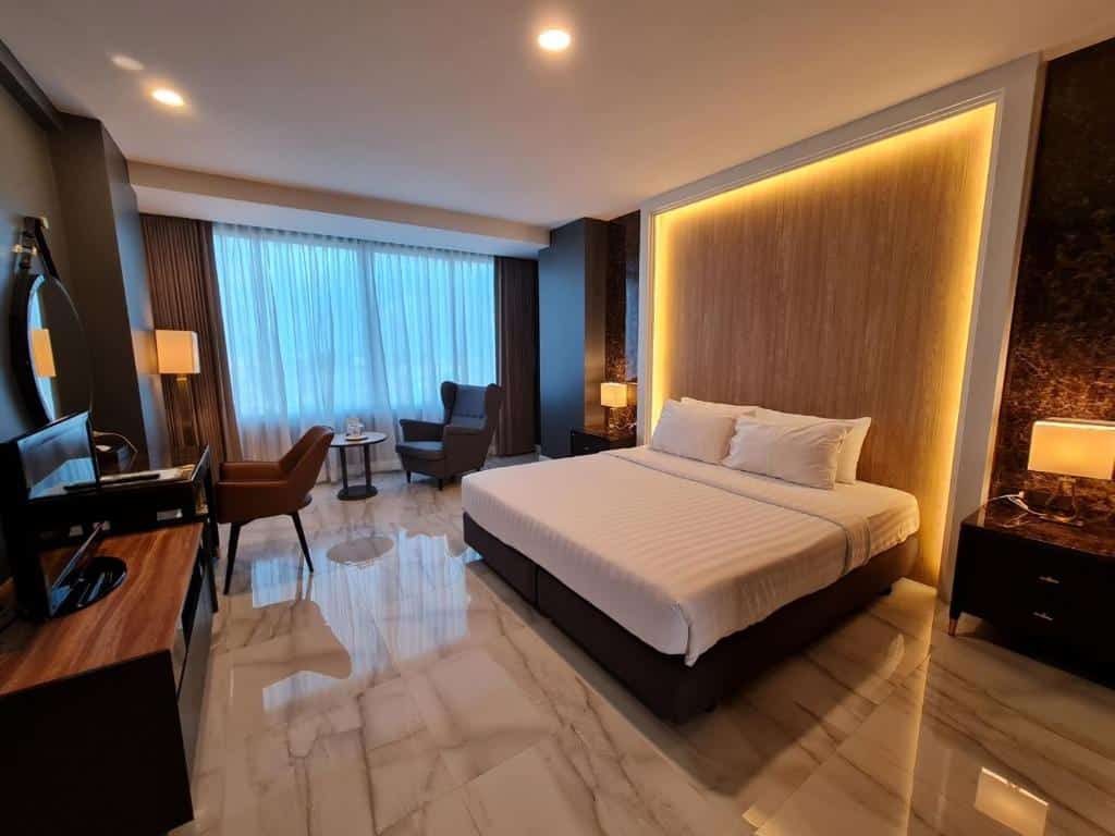 ห้องพักในโรงแรมที่มีเตียงขนาดใหญ่และโทรทัศน์ ตั้งอยู่ใกล้กับ วัดอัมพวัน