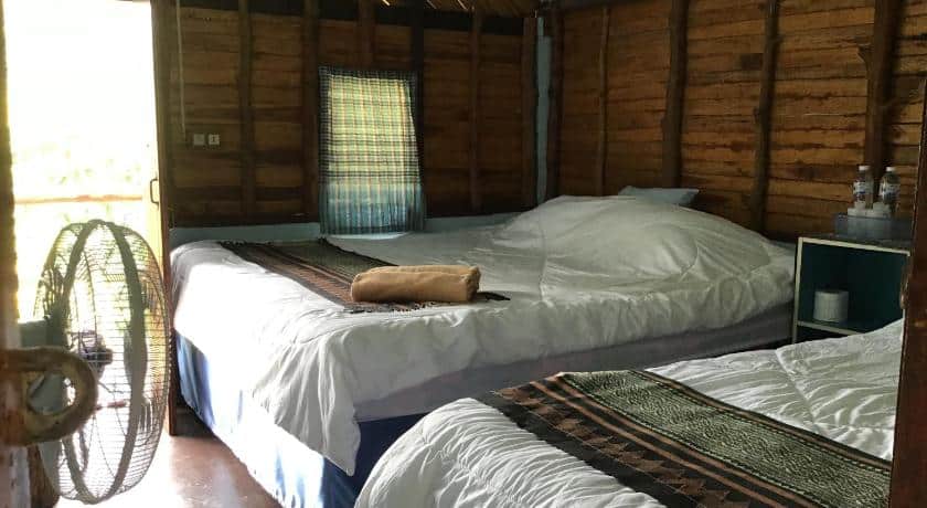 เตียง 2 เตียงในเคบินไม้พร้อมพัดลม ภูชี้ฟ้าที่พัก