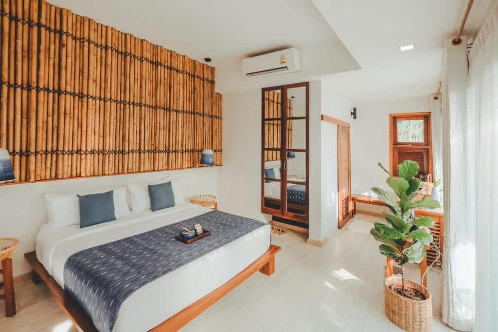 ห้องนอนธีมไม้ไผ่มีผนังทำจากไม้ไผ่และเตียงนุ่มสบาย ที่พักเกาะกูด