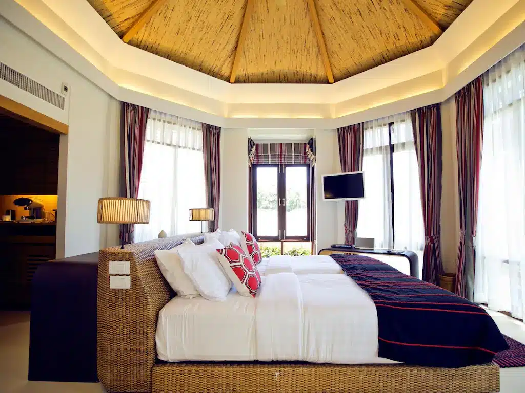 ห้องพักแสนสบายพร้อมเตียงนุ่มสบายและโทรทัศน์ ที่พักเกาะกูด