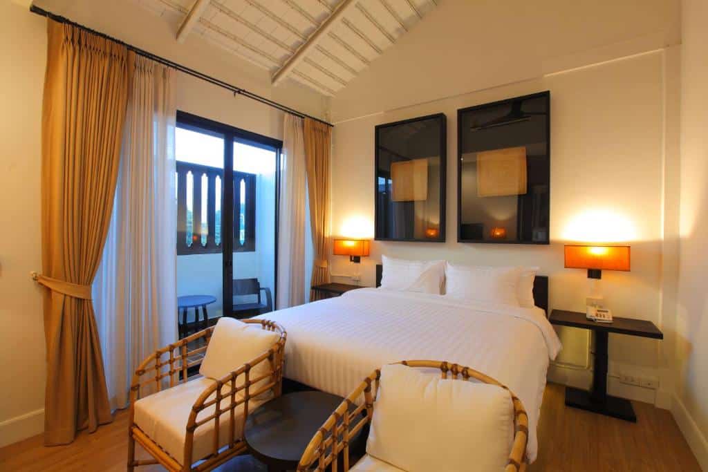 เตียงในห้องที่ Saigon Hotel ซึ่งตั้งอยู่ในพื้นที่ท่องเที่ยวราชบุรี ที่พักเชียงใหม่