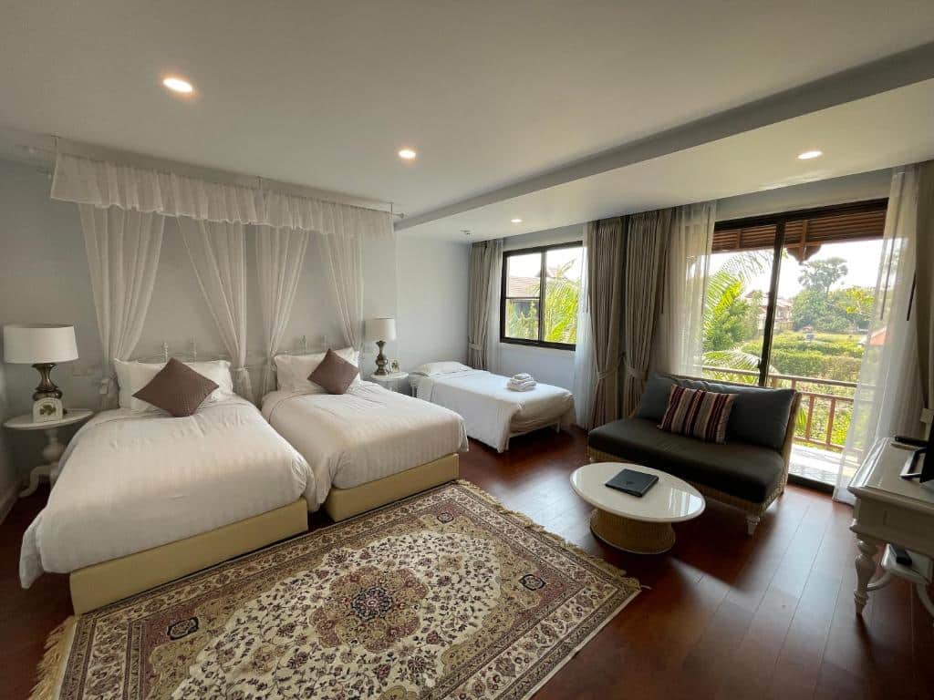 ห้องพัก 2 เตียง และระเบียง ที่พักเชียงใหม่ ในราชบุรีที่เที่ยว