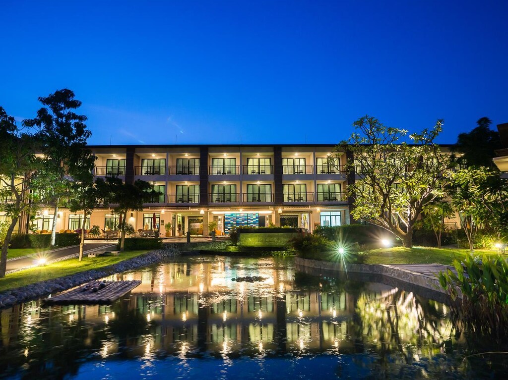 โรงแรมยามค่ำคืนที่มีสระน้ำและต้นไม้ ที่พักหาดเจ้าสำราญเพชรบุรี