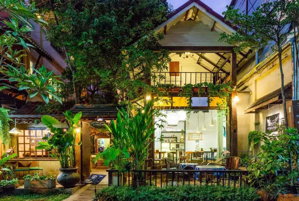 ร้านอาหารในสวนยามพลบค่ำในกรุงเทพฯ ประเทศไทย มอบประสบการณ์การรับประทานอาหารอันเงียบสงบและงดงามท่ามกลาง รีสอร์ทเชียงใหม่ ธรรมชาติอันงดงามของเมือง