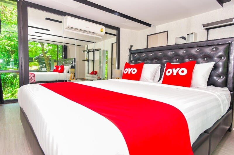 ห้องพักแสนสบายพร้อมเตียงนุ่มสบายและเครื่องนอนสีแดงและสีขาว ที่พักแก่งกระจานริมน้ำ